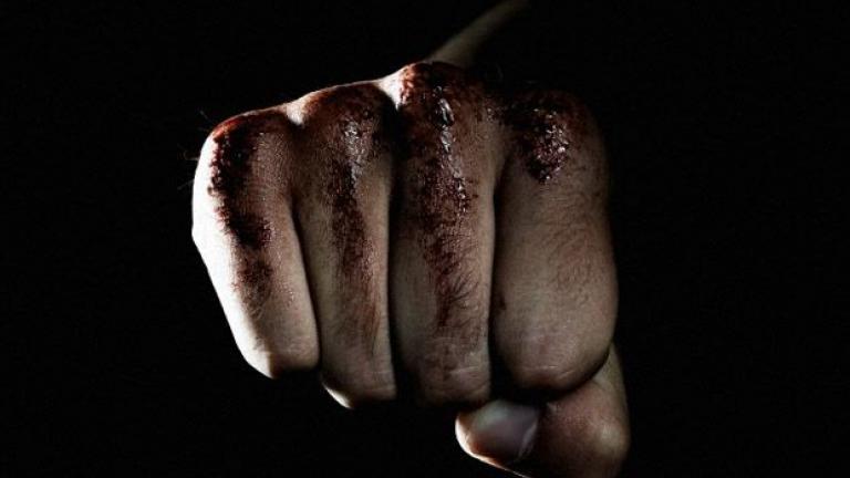 Γιος σκότωσε τη μάνα του με τις γροθιές του-Απεβίωσε μετά από 8 ημέρες στην ΜΕΘ 