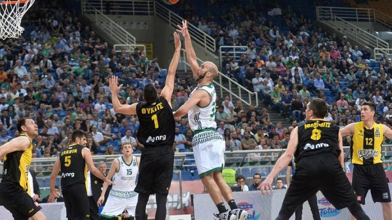 Τον πήρε από το...χέρι ο Καλάθης!