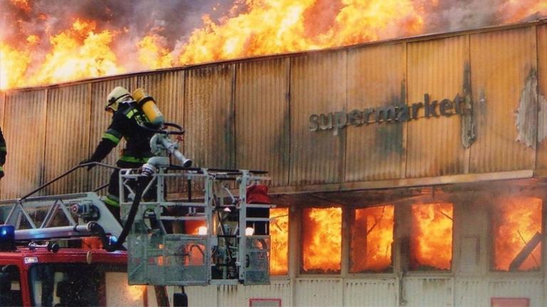 Σε εξέλιξη μεγάλη πυρκαγιά σε σουπερμάρκετ στο Γύθειο