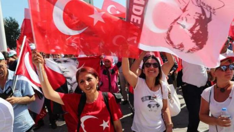 Πραξικόπημα στην Τουρκία: «Ούτε πραξικόπημα, ούτε δικτατορία» το σύνθημα χιλιάδων Τούρκων στην πλατεία Ταξίμ 