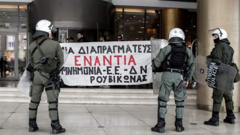 Εισβολή μελών του "Ρουβίκωνα" σε ομιλία των Σταθάκη-Τσακαλώτου στο “Τιτάνια”