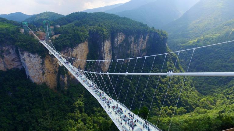  Άνοιξε η μεγαλύτερη και ψηλότερη γυάλινη γέφυρα του κόσμου