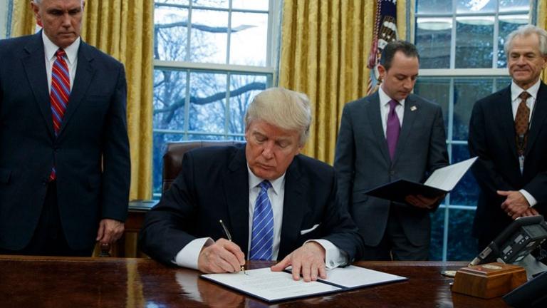 Λευκός Οίκος: Οι παράτυποι μετανάστες που διέπραξαν εγκλήματα θα είναι οι πρώτοι που θα απελαθούν 