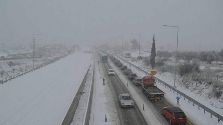 Δείτε σημεία της χώρας που έχει διακοπεί εντελώς η κυκλοφορία και πού επιβάλλονται οι αντιολισθητικές