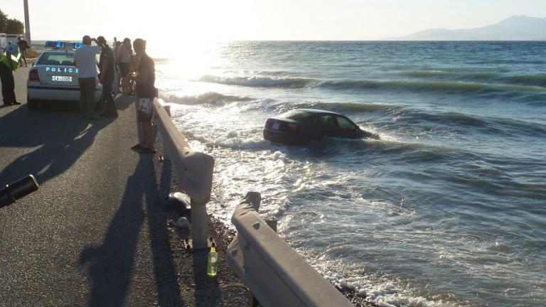 Σώα η οικογένεια που έπεσε στη θάλασσα με το αυτοκίνητό της