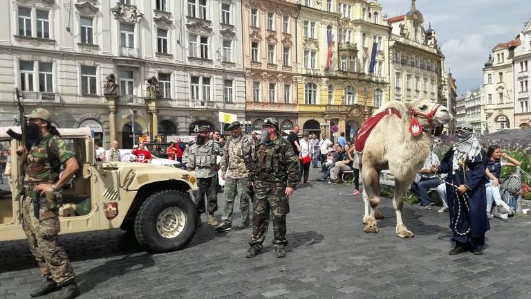 Τσεχία: Ακροδεξιοί προκάλεσαν πανικό στην Πράγα προσποιούμενοι τους Τζιχαντιστές