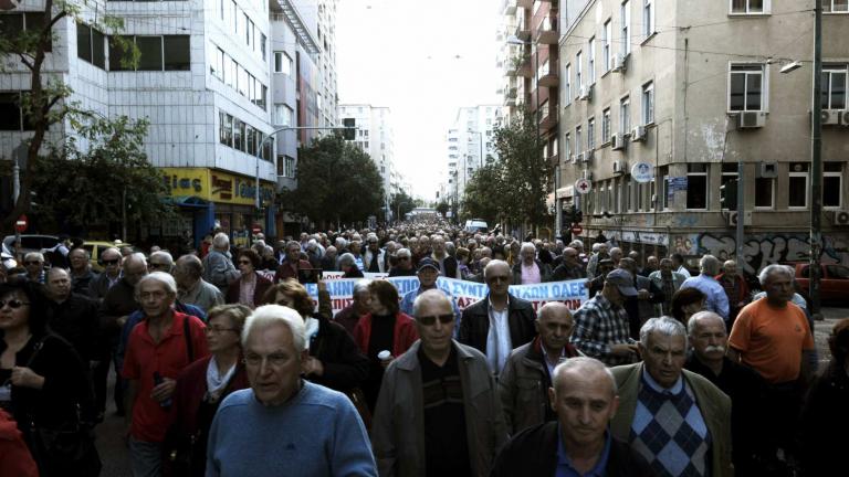 Τι θα χάσουμε από μισθούς και συντάξεις από την κατάργηση της έκπτωσης φόρου (πίνακας)