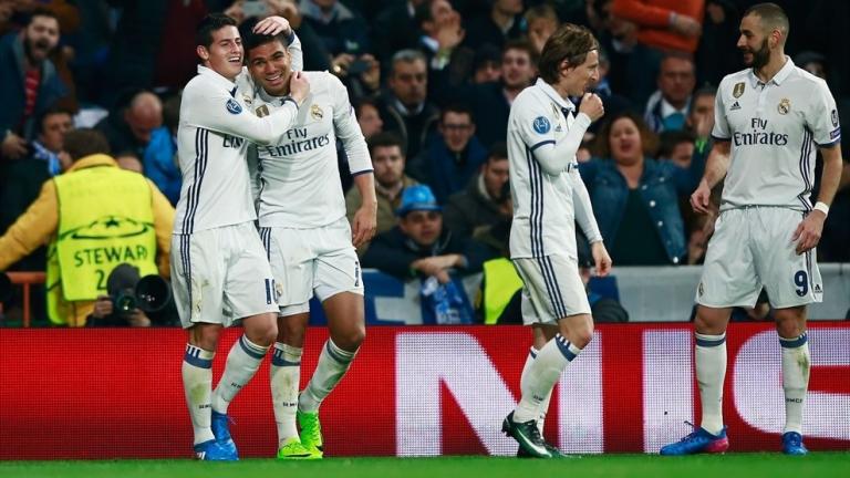 Οι Βαυαροί άνοιξαν το σκορ, με τον Άριεν Ρόμπεν στην...κλασσική του κίνηση να νικά τον Οσπίνα στο 11' για το 1-0!  Η απάντηση της Άρσεναλ δεν άργησε να έρθει. Στο 29ο λεπτό, ο Αλέξις Σάντσες εκτέλεσε το πέναλτυ που κέρδισε η ομάδα του Λονδίνου, ο Νόιερ τον σταμάτησε όμως ο Χιλιανός πήρε το "ριμπάουντ" και έγραψε το 1-1 στο Μόναχο!  Απίθανη Μπάγερν στο δεύτερο μέρος. Με ένα ξέσπασμα, η ομάδα του Κάρλο Αντσελότι και με τέρματα των Λεβαντόφσκι στο 53' και Τιάγκο Αλκάνταρα στο 56' και στο 63' διαμόρφωσε το 4-1 