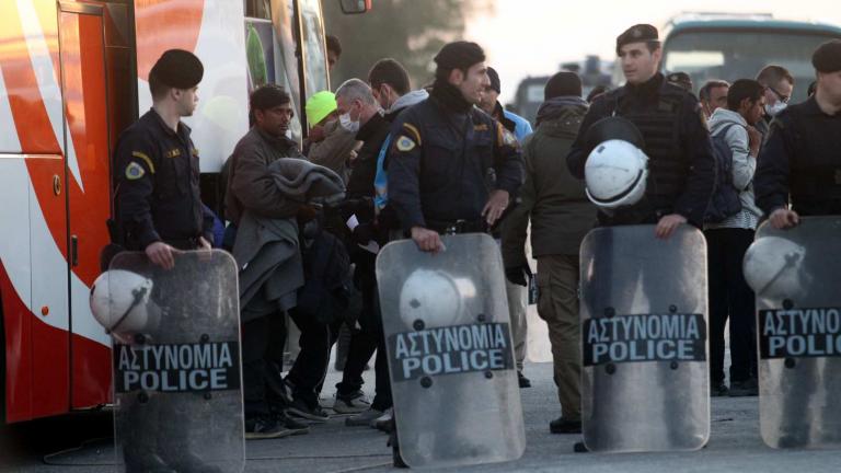 Επεισόδιο ανάμεσα σε Έλληνα οδηγό και πρόσφυγες στους Ευζώνους 
