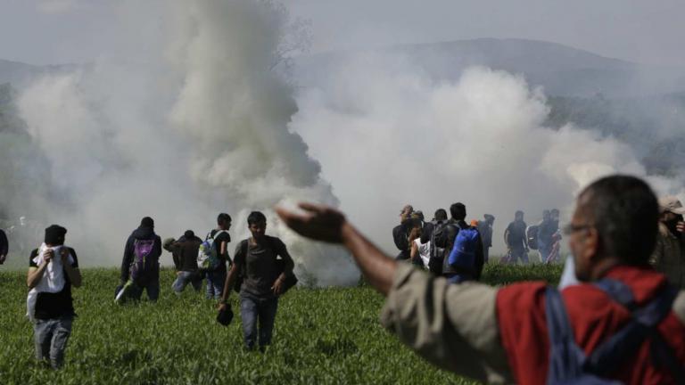 Καταγγελίες για ύποπτη δράση αλληλέγγυων - Καλούν τους πρόσφυγες να ρίξουν τον φράχτη