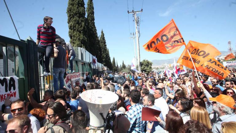 Εκπαιδευτικοί πήδησαν τα κάγκελα του Υπουργείου Παιδείας 