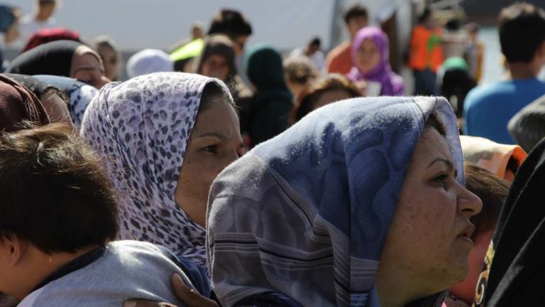 Συνολικά 450 πρόσφυγες μεταφέρθηκαν σήμερα στον Σκαραμαγκά από τον Πειραιά