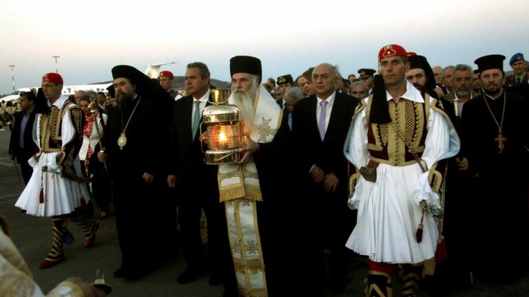 Λαμπρότητα και κατάνυξη για το Άγιο φως