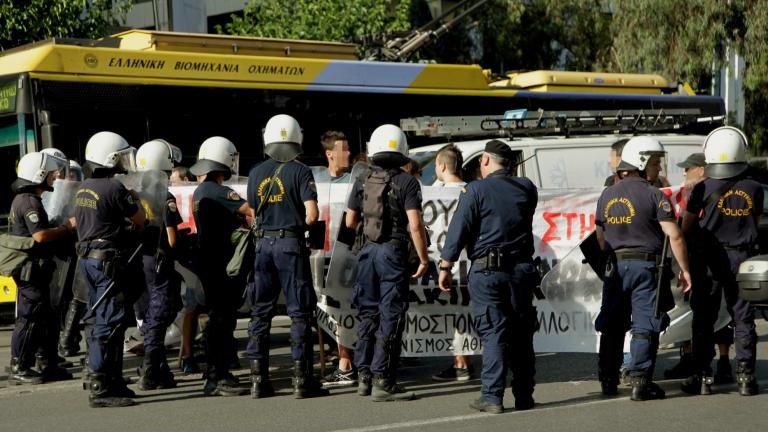 Πορεία αντιεξουσιαστών έξω από τη Γαλλική Πρεσβεία και κατάληψη στο Προξενείο της Πάτρας