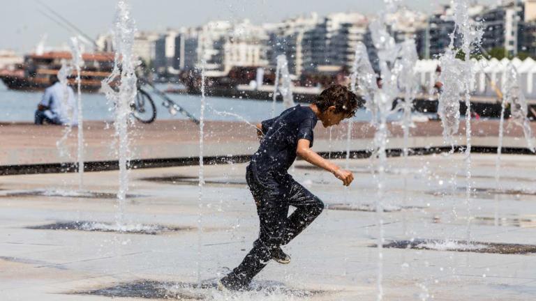 Τα παιδία παίζει... εν μέσω καύσωνα