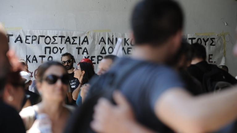 πεισόδια και ξύλο έξω από το υπουργείο Εργασίας - ΣΥΡΙΖΑ κατά ΜΑΤ 