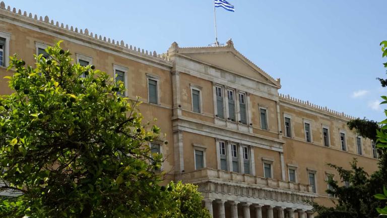 Δανεικά και αγύριστα για 49 πρώην και νυν βουλευτές