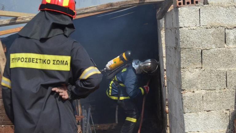 Ανεξέλεγκτη η πυρκαγιά σε αποθήκη στο Κορωπί 