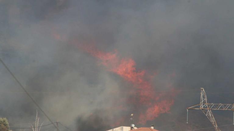 Μαίνεται μεγάλη πυρκαγιά στα Λευκάκια- Απειλούνται κατοικίες 