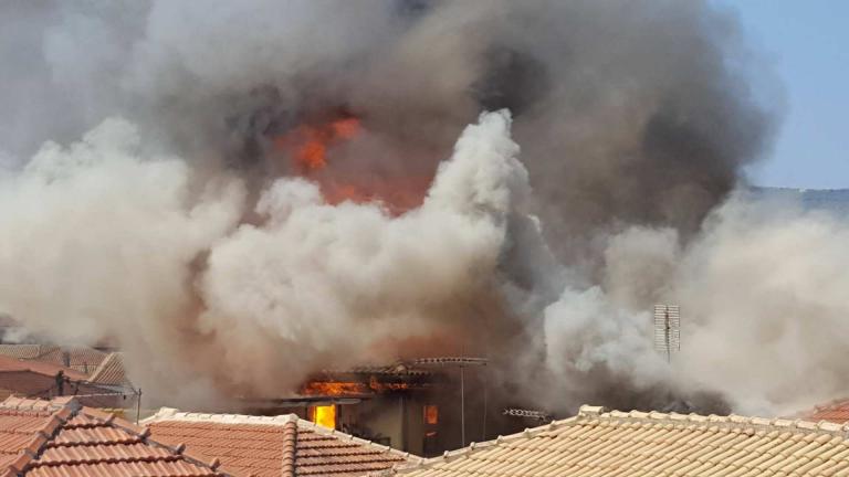 Σε εξέλιξη μεγάλη πυρκαγιά στο κέντρο της Λευκάδας – Καίγονται σπίτια! Video