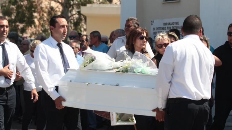 Τραγωδία στην Αίγινα: Σε κλίμα οδύνης η κηδεία του πατέρα και της 5χρονης κόρης του