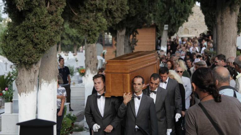 Στερνό Αντίο στον Ανδρέα Μπάρκουλη-Τραγικές φιγούρες η σύζυγος και ο γιος του 