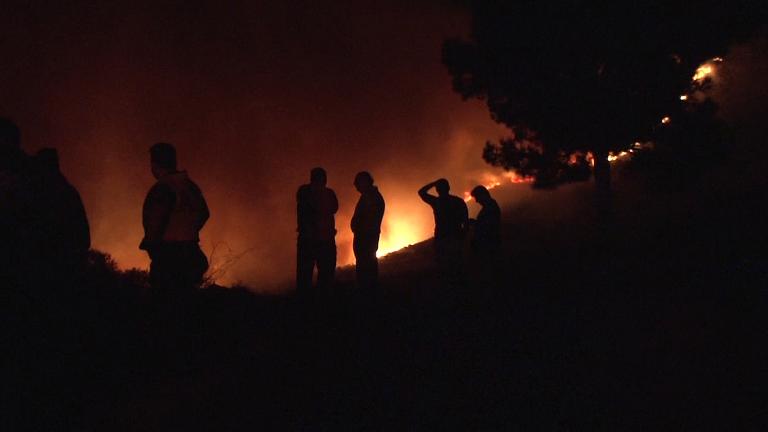 Δύσκολη νύχτα θα είναι η σημερινή για την πυροσβεστική ειδικά στην Πελοπόννησο με τον φόβο να ξεκινήσουν ισχυροί βοριάδες - Υπό μερικό έλεγχο η Κερατέα και άλλες 6 φωτιές