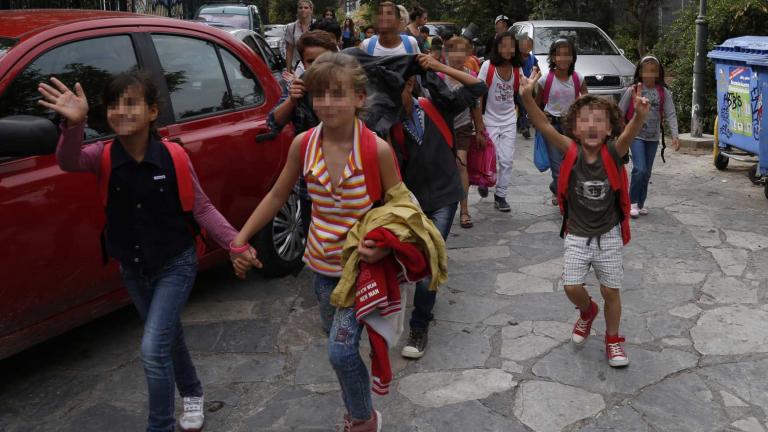 Με κεράσματα υποδέχτηκαν οι γονείς τα προσφυγόπουλα στο Θησείο και με φασαρίες στον Κολωνό (ΦΩΤΟ+ΒΙΝΤΕΟ)