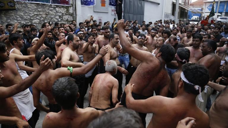 Το αυτομαστίγωμα των σιιτών στον Πειραιά για την Ασούρα - Σκληρές εικόνες