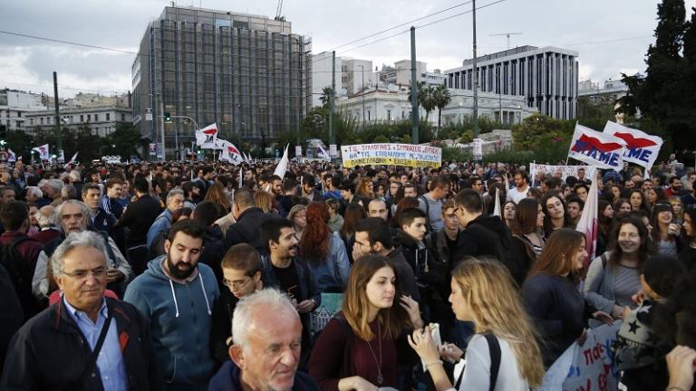 Σε εξέλιξη μεγάλο συλλαλητήριο στο Σύνταγμα ενάντια στους αντεργατικούς νόμους