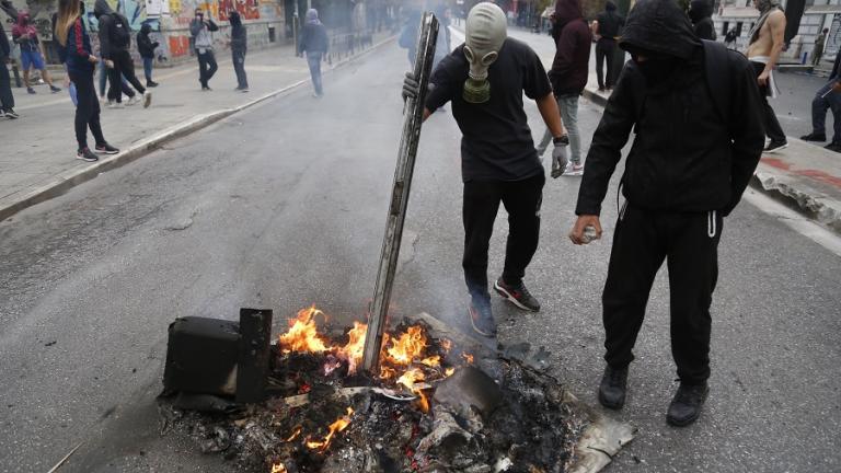 Ανενόχλητοι σπάνε το κέντρο από το μεσημέρι οι αντιεξουσιαστές-Πρόβα τζενεράλε για 17 Νοέμβρη (ΦΩΤΟ+ΒΙΝΤΕΟ)