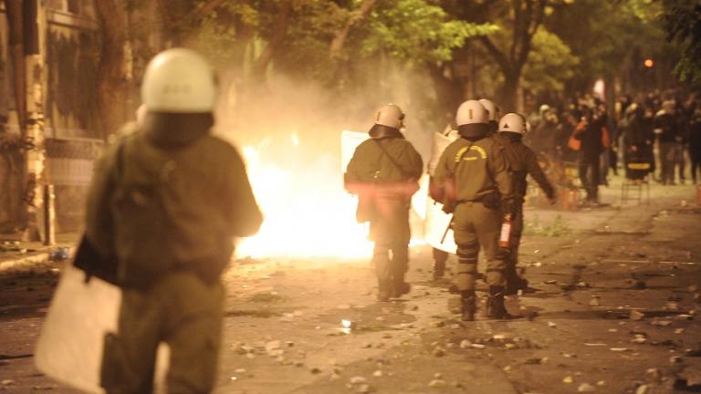 Αποκαθίσταται η ηρεμία στα Εξάρχεια-Παραμένουν ταμπουρωμένοι αντιεξουσιαστές στο Πολυτεχνείο (ΦΩΤΟ+ΒΙΝΤΕΟ)