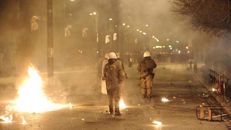 Αποπνικτική η ατμόσφαιρα στο Πολυτεχνείο από τις 8 το απόγευμα. Οι αντιεξουσιαστές που έχουν καταλάβει το Πολυτεχνείο εδώ και μία εβδομάδα και το έχουν μετατρέψει σε ορμητήριο έκαψαν πριν από λίγο μία ελληνική σημαία, ενώ επί τουλάχιστον δύο ώρες εκσφενδόνιζαν συνεχώς βόμβες μολότοφ εναντίον των ΜΑΤ από τις ταράτσες, πέτρες και διάφορα αντικείμενα. Αυτή την στιγμή δείχνει να σημειώνεται μία ύφεση στην ένταση των επεισοδίων.  Οι καταληψίες κυριολεκτικά διέλυσαν το Πολυτεχνείο και χρησιμοποίησαν καρέκλες και 