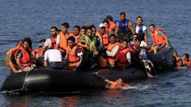 Συγκλονιστικό βίντεο του BBC: Τούρκοι  Λιμενικοί να χτυπούν με κοντάρια βάρκα με πρόσφυγες 