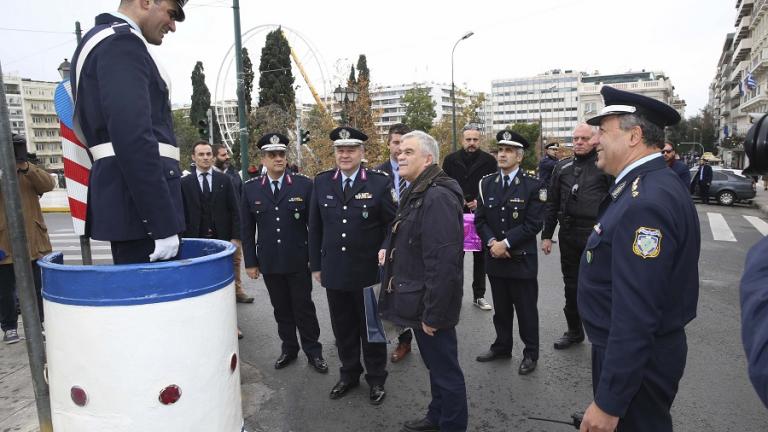 Εθιμοτυπική προσφορά δώρων σε τροχονόμους από τον Νίκο Τόσκα και τον Αρχηγό της ΕΛ.ΑΣ. (ΦΩΤΟ)