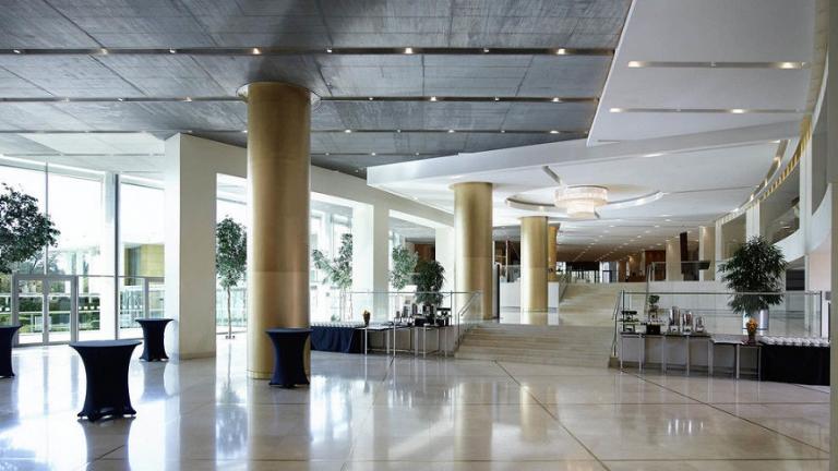 Σε Costa Navarino και τουρκικό όμιλο το Hilton Αθηνών