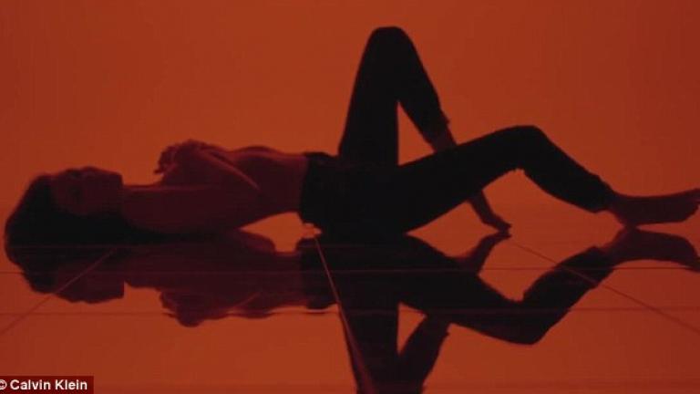 Η Μπέλα Χαντίντ τόπλες για τον Κάλβιν Κλάιν (ΦΩΤΟ + ΒΙΝΤΕΟ)