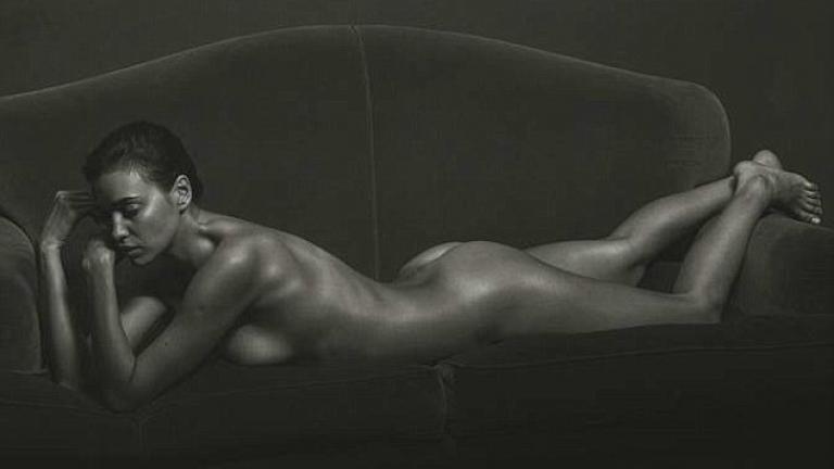 "Ασπρόμαυρη" Ιρίνα Σάικ σε μια αισθησιακή φωτογράφιση