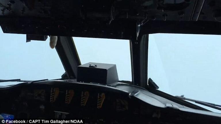 Απίστευτο βίντεο αεροσκάφους μέσα στο μάτι του κυκλώνα Μάθιου