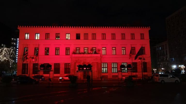 Με τα χρώματα της τουρκικής σημαίας φωτίστηκε το Δημαρχείο Αθηνών (ΦΩΤΟ+ΒΙΝΤΕΟ)