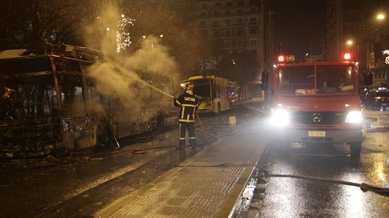 Ο ΟΑΣΑ και η ΟΣΥ καταγγέλλουν τις νέες εμπρηστικές επιθέσεις σε τρόλεϊ στο Πολυτεχνείο