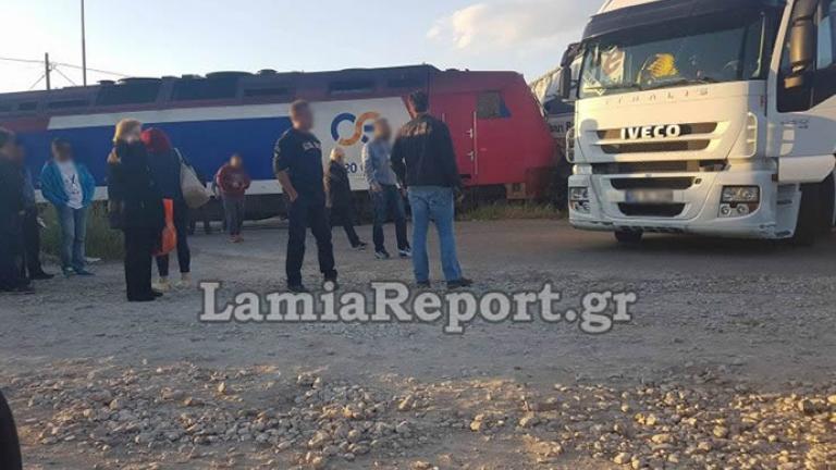 Νταλίκα συγκρούστηκε με επιβατική αμαξοστοιχία στην Τιθορέα-Σώοι όλοι οι επιβάτες (ΦΩΤΟ)