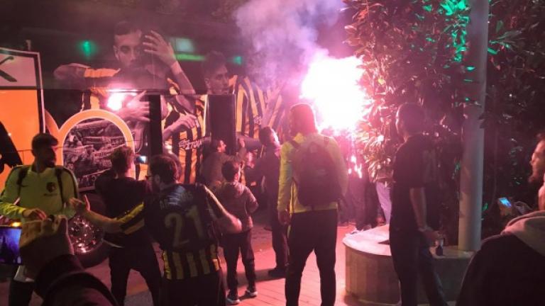 ΑΕΚ: Θερμή υποδοχή επεφύλαξαν οι φίλαθλοι της ομάδας - Αποθέωση στο ξενοδοχείο! (ΦΩΤΟ)