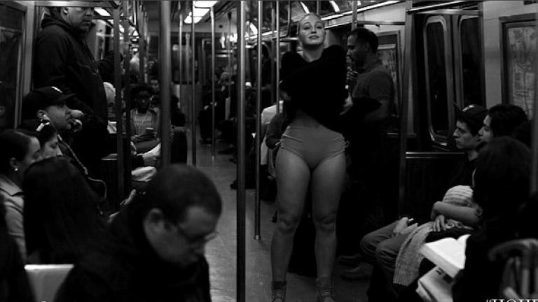 "Βγήκε από τα ρούχα της" κυριολεκτικά  στο μετρό της Νέας Υόρκης