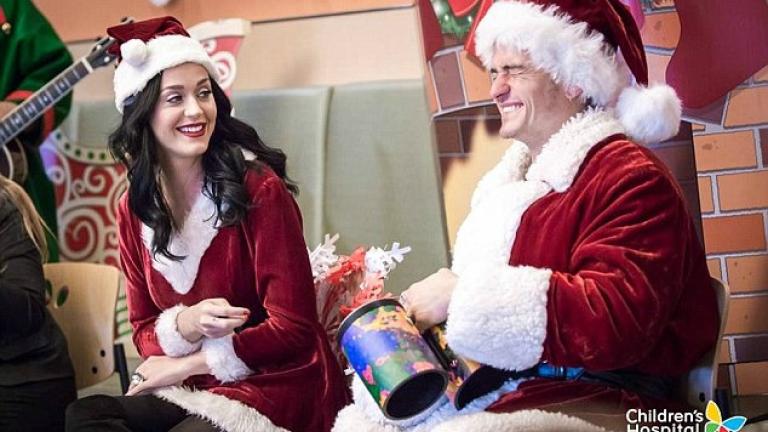 Χριστούγεννα 2016: Ορλάντο Μπλουμ και Κέιτι Πέρι έγιναν Αγιοι Βασίληδες