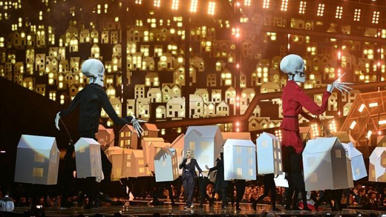 Οι σκελετοί του Τραμπ και της Μέι στη σκηνή των BRIT awards