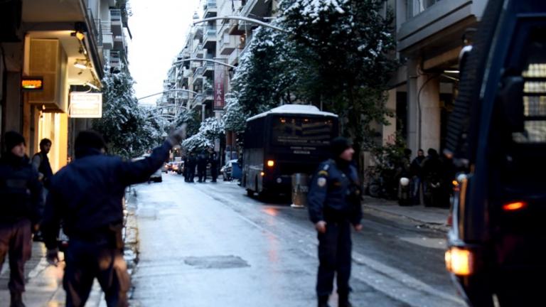 Συναγερμός στην ΕΛ.ΑΣ.: Πυροβολισμοί έξω από τα γραφεία του ΠΑΣΟΚ-Τραυματίστηκε αστυνομικός