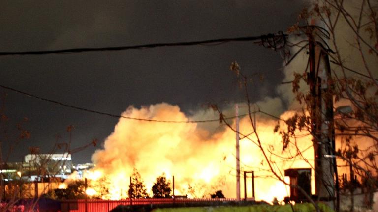 Σε εξέλιξη μεγάλη πυρκαγιά σε υπαίθρια αποθήκη ελαστικών στον Ταύρο (ΦΩΤΟ)