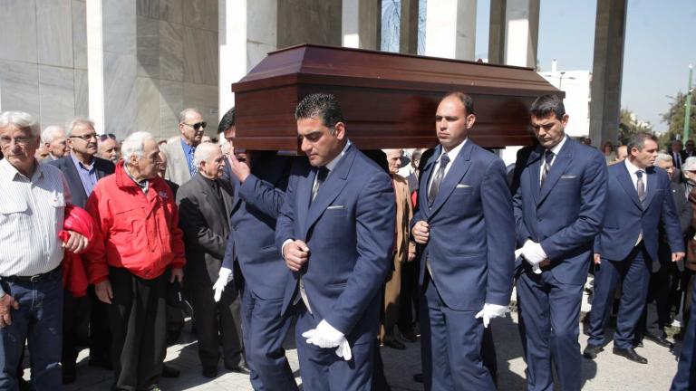 «Κυρ Θόδωρε θα σε θυμόμαστε» - Συγκίνηση στην κηδεία του Θ. Νικολαϊδη (ΦΩΤΟ)