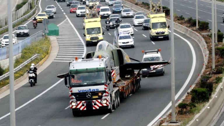 Εντυπωσιακές εικόνες από τη μεταφορά του πολεμικού αεροπλάνου στο Τατόι! (ΦΩΤΟ)